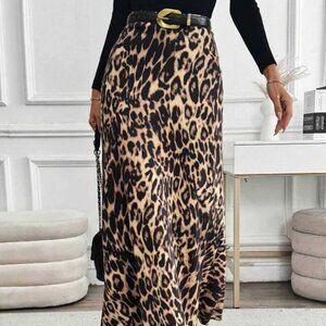 Fashionable lady's high-waisted leopard print long and extremely long dress
